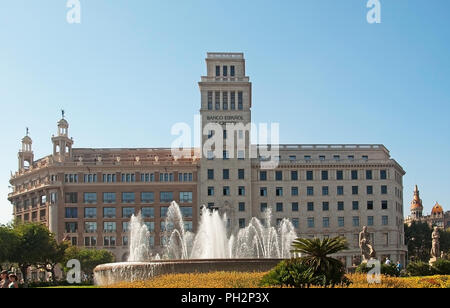 BARCELONA, SPANIEN - 31. JULI 2012: Blick über die Plaza Catalunya Brunnen und Banco Espanol Gebäude an einem sonnigen Sommertag am 31. Juli 2012 in Barcelona, S Stockfoto