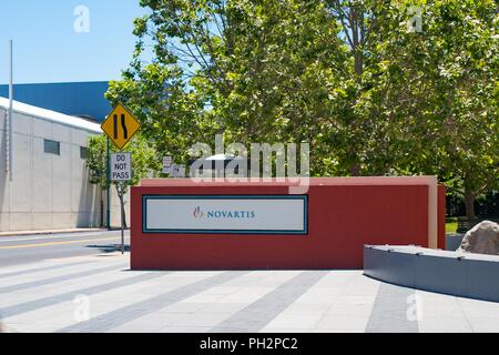 Schild mit Logo am Eingang der regionalen Hauptsitz der Pharmakonzern Novartis in Emeryville, Kalifornien, 21. Juni 2018. () Stockfoto