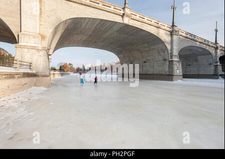 Leute Eislaufen am Rideau Canal, Lansdowne, Ottawa, Ontario, Kanada Stockfoto