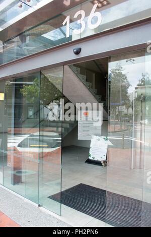 Eingang mit Zeichen und Logos auf regionaler Hauptsitz von Mastercard in Auckland, Neuseeland sichtbar, 26. Februar 2018. () Stockfoto