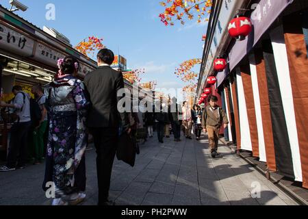 Überfüllte Nakamise-Einkaufsstraße, die bis zu den Sensoji-tempel, Asakusa, Tokyo, Japan, November 10, 2017. () Stockfoto