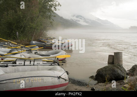 Flöße aufgereiht bereit, in einem float Trip durch die Alaska Chilkat Bald Eagle Preserve am Chilkat River in der Nähe von Haines, Alaska, USA verwendet werden. Stockfoto