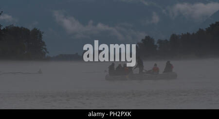 Foggy float Trip durch die Alaska Chilkat Bald Eagle Preserve in der Nähe von Haines, Alaska, USA. Stockfoto