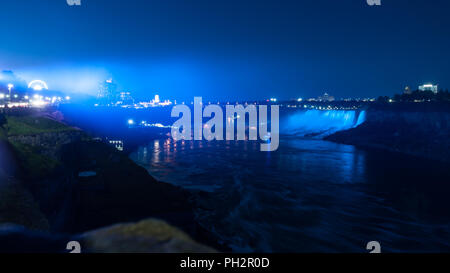 Niagara Falls, von der kanadischen Seite bei Nacht Stockfoto