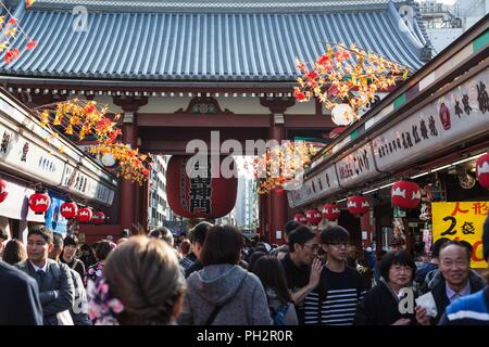 Überfüllte Nakamise-Einkaufsstraße, die bis zu den Kaminarimon Präfektur Tor (Donner Tor) der Sensoji-Tempel in Asakusa, Tokyo, Japan, November 10, 2017. () Stockfoto