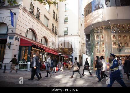 "Anniversaire cafe' an der belebten Omotesando Avenue, Minato, Tokio, Japan, 16. November 2017. () Stockfoto