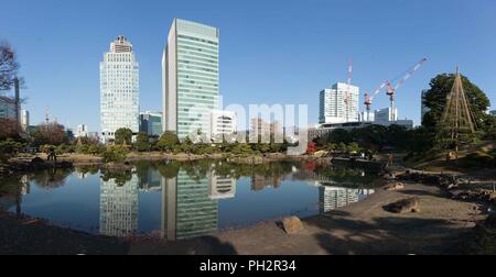 Metropolregion Wolkenkratzer Reflexionen im Wasser mit einem Teich an der Kyu Shiba Rikyu Garten, Minato, Tokio, Japan, 7. Dezember 2017. () Stockfoto