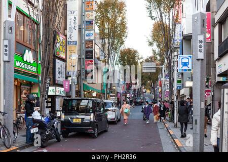 Besetzt den unteren Teil des Wolko Straße in Shinjuku, Tokio, Japan, 25. November 2017. () Stockfoto