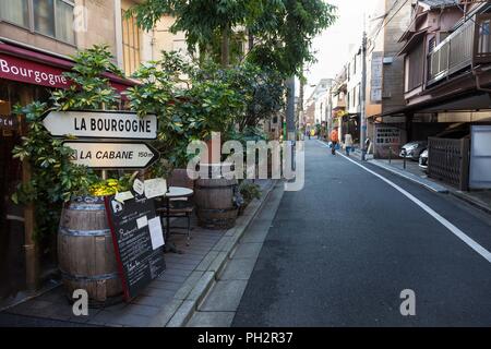 'La Bourgogne" französische Restaurant im Dilo Straße, Shinjuku, Tokio, Japan, 25. November 2017. () Stockfoto