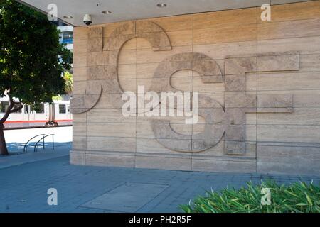 Logo für die Universität von Kalifornien in San Francisco (UCSF) Medical Center in die Wand eines Gebäudes in der Mission Bay in San Francisco, Kalifornien, 11. Juli 2018 eingebettet. () Stockfoto