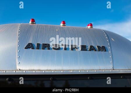 Close-up mit dem Logo auf der Rückseite eines klassischen Aluminium Airstream Camping trailer vor blauem Himmel in Pleasanton, Kalifornien, 23. Juli 2018. () Stockfoto