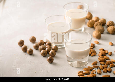 Gläser Milch: Macadamia-, Mandel-, Walnuß. Ansicht von oben. Stockfoto