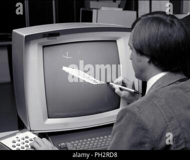 Schwarz-weiß Foto von Paul Kutler, mit einem Stift und einer Tastatur auf einem Vektor Grafiken zu arbeiten Projekt ein IBM 2250-Display Unit PC-Arbeitsplatz, im Silicon Valley, in Mountain View, Kalifornien, 30. August 1973 fotografiert. Mit freundlicher Genehmigung Internet Archive/NASA Ames. () Stockfoto