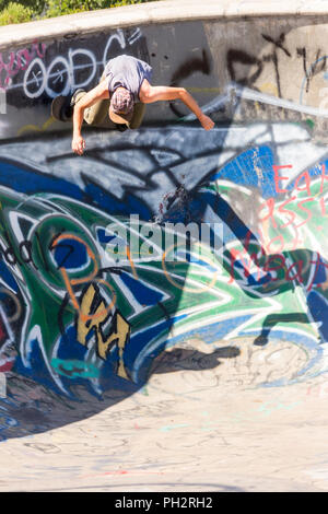 Junger Mann Skateboarder im Riverside River Yard Skateboard Bowl, tolle Herbst, Montana, USA Stockfoto