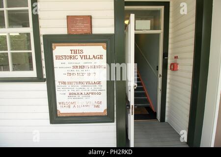 Zum historischen Dorf herzlich Willkommen, neben dem Eingang eines Hauses, das historische Dorf an der 17th Avenue in Tauranga, North Island, Neuseeland, 30. Oktober 2017. () Stockfoto