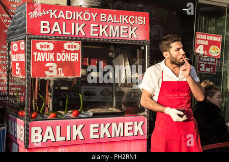 ISTANBUL, Türkei - 27 Dezember, 2015: Balik Ekmek Verkäufer auf der asiatischen Seite von Istanbul. Balik Ekmek ist die traditionelle gegrillter Fisch Sandiwch verkauft Alle Stockfoto