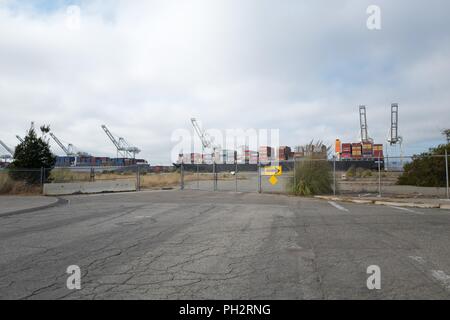 Eingezäunt mit dem Hafen von Oakland an die verstorbene Alameda Naval Air Station (NAS), einem ehemaligen US Navy Base auf Alameda Island, Alameda, Kalifornien, 13. August 2018 sichtbar. () Stockfoto