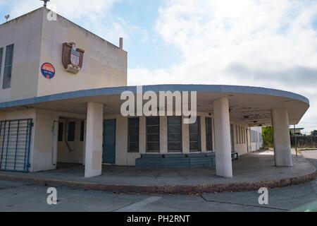 Ehemaligen Eingangsbereich mit Art Deco Stil Insignien an die verstorbene Alameda Naval Air Station (NAS), einem ehemaligen US Navy Base auf Alameda Island, Alameda, Kalifornien, 13. August 2018. () Stockfoto