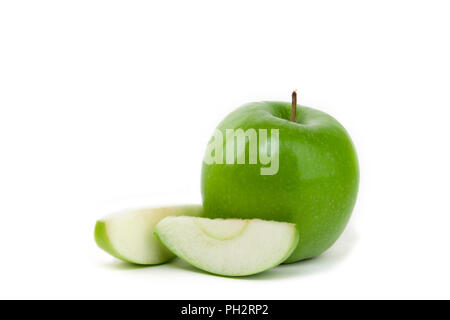 Granny Smith Apfel- und Apfelscheiben auf isolierten weißen Hintergrund Stockfoto