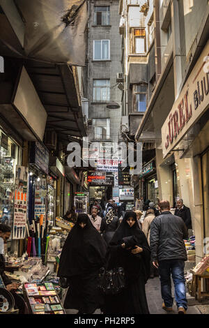 ISTANBUL, Türkei - 28 Dezember, 2015: Zwei muslimische Frauen auf, die bescheidene Kleidung mit dem traditionellen Schal ist in der Mitte des Spice-ma Stockfoto