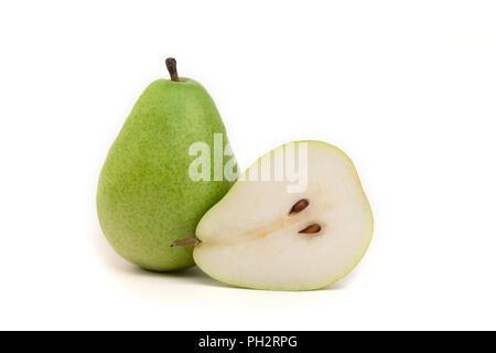 Grüne Birne und die andere Hälfte auf isolierten weißen Hintergrund closeup Stockfoto