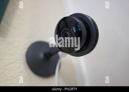 In der Nähe von Nest home Überwachungskamera von Google Inc. installiert in einer smart home in San Ramon, Kalifornien, 21. August 2018. () Stockfoto