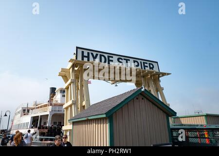 Schild am Eingang zum historischen Hyde Street Pier am Wasser in der Innenstadt von San Francisco, Kalifornien, 18. August 2018. () Stockfoto