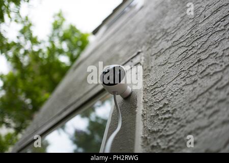 Low-Winkel auf wetterfeste Nest home Überwachungskamera von Google Inc. in einer smart home in San Ramon, Kalifornien, 21. August 2018 installiert. () Stockfoto