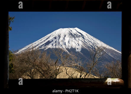 Mt. Fuji ist in der Holzindustrie Eröffnung einer Zuflucht auf einem Spaziergang, dass Trekker durch Teile der Asagiri Hochebene in der Präfektur Shizuoka in Japan o nimmt gerahmt Stockfoto