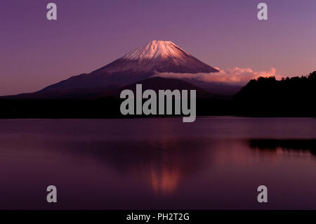 Foto zeigt den Berg Fuji von in der Nähe von Lake Shoji in Fujikawaguchiko Town City, Präfektur Yamanashi Japan gesehen. Japan's Iconic Mt. und seine Umgebung, die Stockfoto