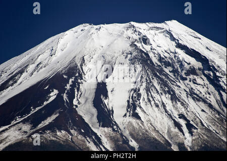 Mt Fuji von einem Spaziergang, dass Trekker durch Teile der Asagiri Hochebene in der Präfektur Shizuoka in Japan am 22. März 2013 dauert. Japan's Iconic Mt. Stockfoto