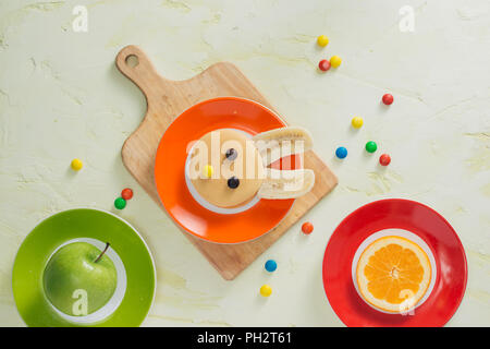 Lustige Häschen Pfannkuchen mit Früchten zu Ostern Frühstück Kinder Stockfoto