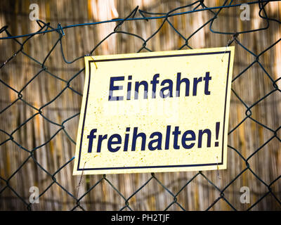 Deutsche Warnung Schild EINFAHRT FREIHALTEN Stockfoto