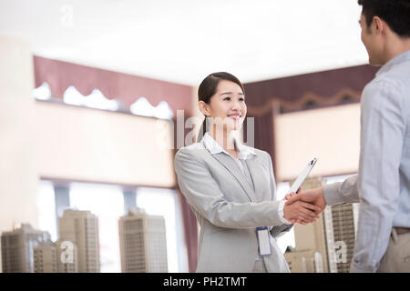 Zuversichtlich realtor Händeschütteln mit Kunde Stockfoto
