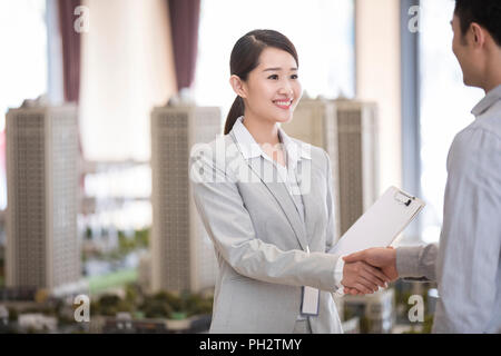 Zuversichtlich realtor Händeschütteln mit Kunde Stockfoto