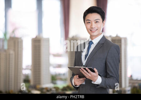 Portrait von zuversichtlich männlichen Realtor Stockfoto