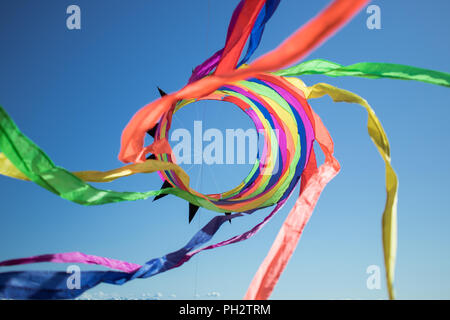 Bunte Drachen gegen den blauen Himmel Stockfoto