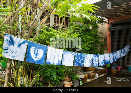 Taschentuch tie Batik färben tie Batik indigo Farbe oder mauhom Farbe und hängende Prozess trockene Kleidung in der Sonne im Garten outdoor in Pusan, Thail Stockfoto