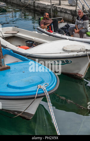 Budva, Montenegro - April 2018: Männer trinken Bier in einem Boot im Hafen in Budva Stadt Stockfoto