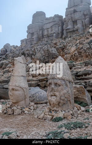 Nemrut Dagi, Anatolien, Türkei top der Gott Apollo und antiken Statuen der Göttin Tyche von Kommagene Ruinen Stockfoto
