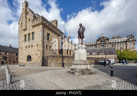 Statue von James Arthur vor St. Mungo Museum für Religiöse Kunst & Leben in der Castle Street Glasgow Schottland Großbritannien Stockfoto