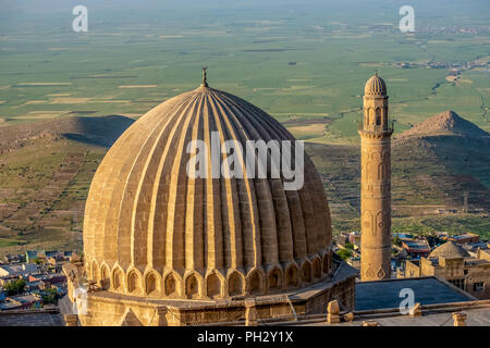 Minarett der Großen Moschee Ulu Cami bekannt auch als mit mesopotamischen Tiefebene im Hintergrund, Mardin, Türkei. Stockfoto