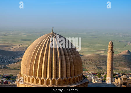 Minarett der Großen Moschee Ulu Cami bekannt auch als mit mesopotamischen Tiefebene im Hintergrund, Mardin, Türkei. Stockfoto