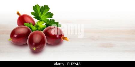 Köstliche rote Stachelige rote Stachelbeere (Ribes hirtellum-Rode Stachelbeere) auf Holzbrett und weißen Hintergrund mit Platz silhouetted Ihre einfügen Stockfoto