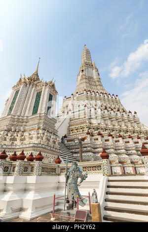 Schöne Aussicht von Dekorierten Wat Arun Tempel in Bangkok, Thailand, an einem sonnigen Tag. Stockfoto