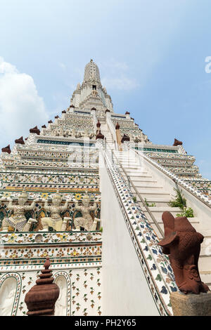 Low Angle View von Dekorierten Wat Arun Tempel in Bangkok, Thailand, an einem sonnigen Tag. Stockfoto