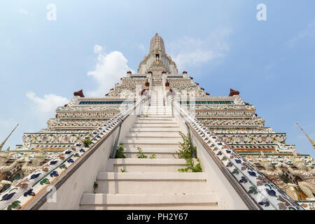 Vorder- und Low Angle View von Dekorierten Wat Arun Tempel in Bangkok, Thailand, an einem sonnigen Tag. Stockfoto