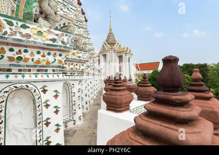 Wunderschön eingerichtete Wat Arun Tempel in Bangkok, Thailand, an einem sonnigen Tag. Stockfoto