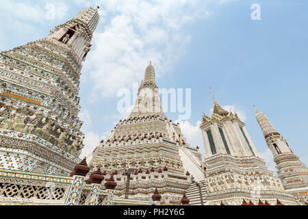 Schöne Aussicht von Dekorierten Wat Arun Tempel in Bangkok, Thailand, an einem sonnigen Tag. Stockfoto