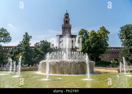 Brunnen vor dem Castello Sforzesco, Mailand, Lombardei, Italien | Brunnen vor Castello Sforzesco, Mailand, Lombardei, Italien, Europa Stockfoto